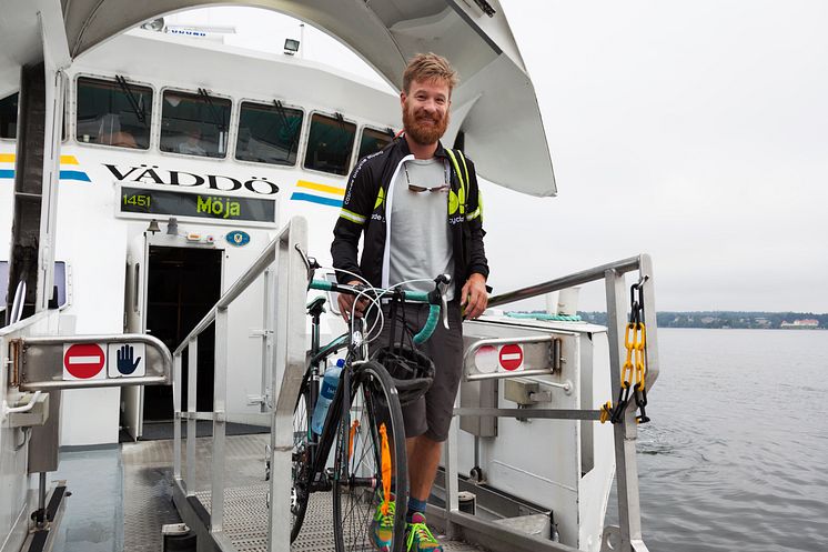 Resenär med cykel kliver av M/S Väddö