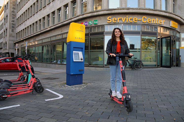 E-Scooter am Service-Center der LVB (Petersstraße)