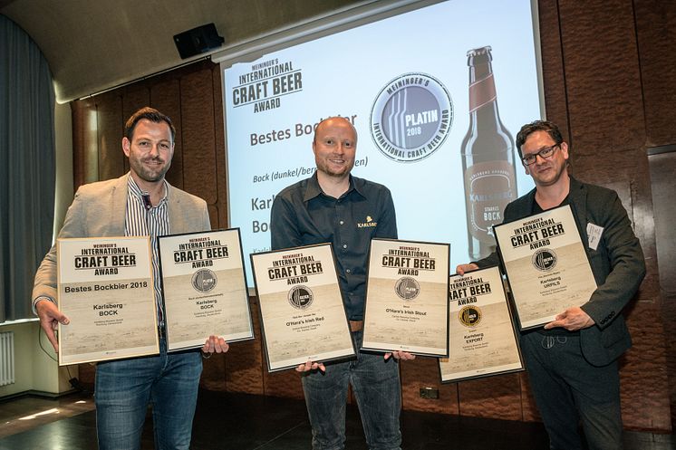 Marketingleiter Markus Broßette (von links nach rechts) und Betriebsleiter Darko Zimmer freuen sich über die Auszeichnung der Karlsberg-Biere. Benjamin Brouer (rechts) vom Meininger Verlag überreichte die Urkunden. Foto: adlumina / Ralf Ziegler