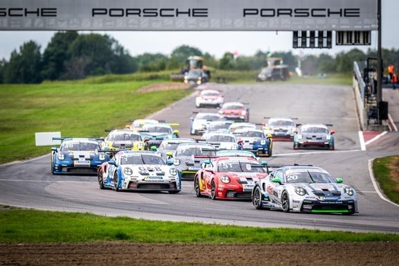 Startfält med racerbilar