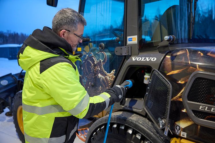 Stefan Hörnfeldt laddar Volvo L25 Electric