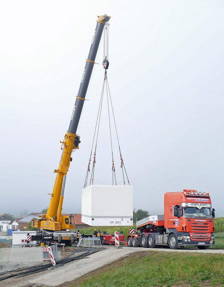 Schalthaus mit technischer Vollausstattung: Bayernwerk optimiert das regionale Verteilnetz in Heitzmannsberg.