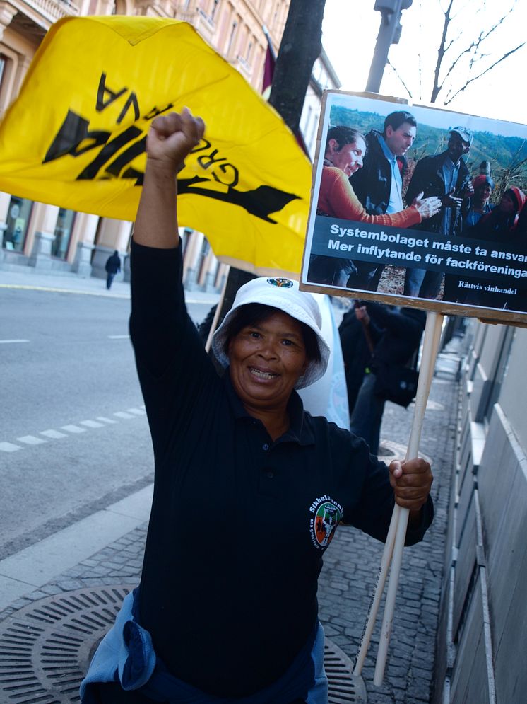 Sara Claasen demonstrerar utanför Systembolaget