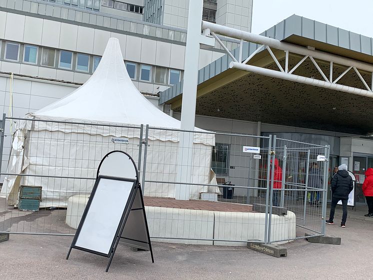 Tält för triagering av patienter utanför Centralsjukhuset i Kristianstad