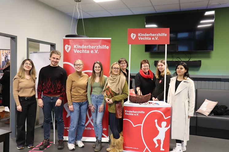 Studierende sammeln 1060 Euro mit Spendenflohmarkt für die Kinderherzhilfe