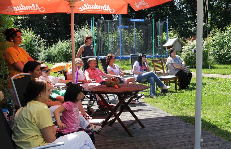 Fünftklässler führen ein Theaterstück im Kinderhospiz Bärenherz auf