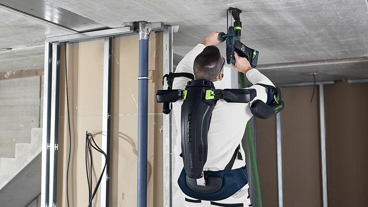 Festool ExoActive i bruk ved boring i tak