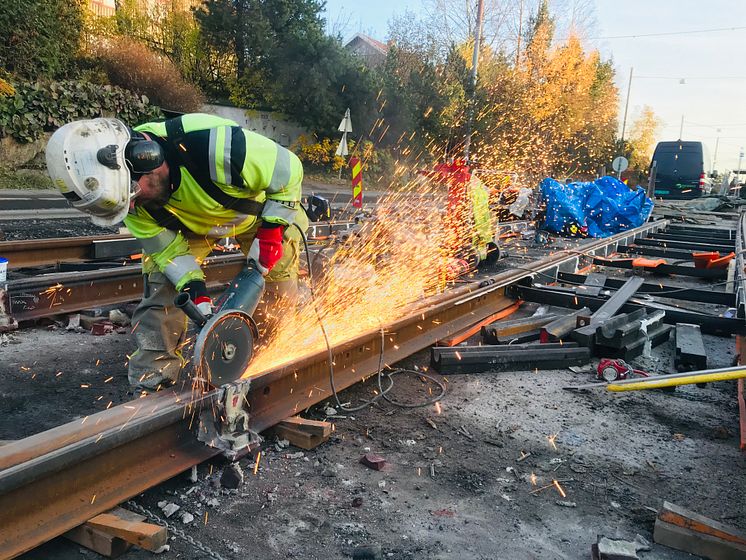 Siste sveis av trikkeskinner i Grefsenveien 2