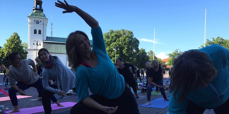 Över 100 yogis spred glädje i Varberg under Internationella Yogadagen.