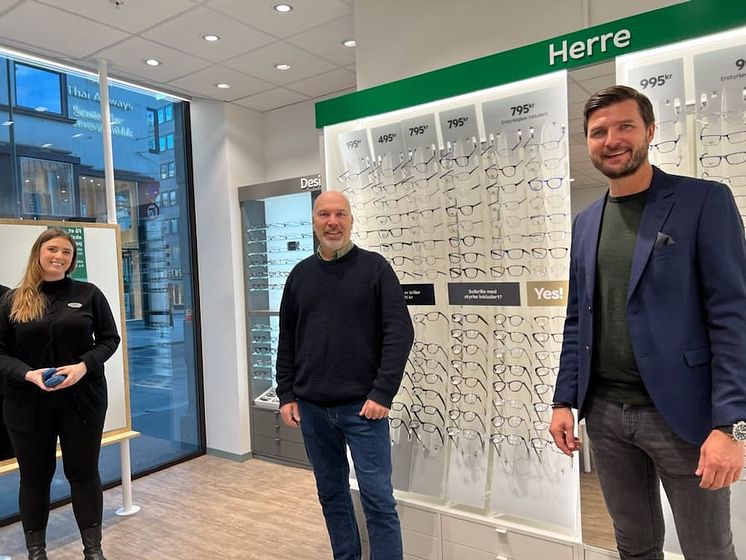 Optikerassistent Synne (t.v), Jostein Hågan (Blå Kors) og Henning Eriksen (Specsavers) .jpg