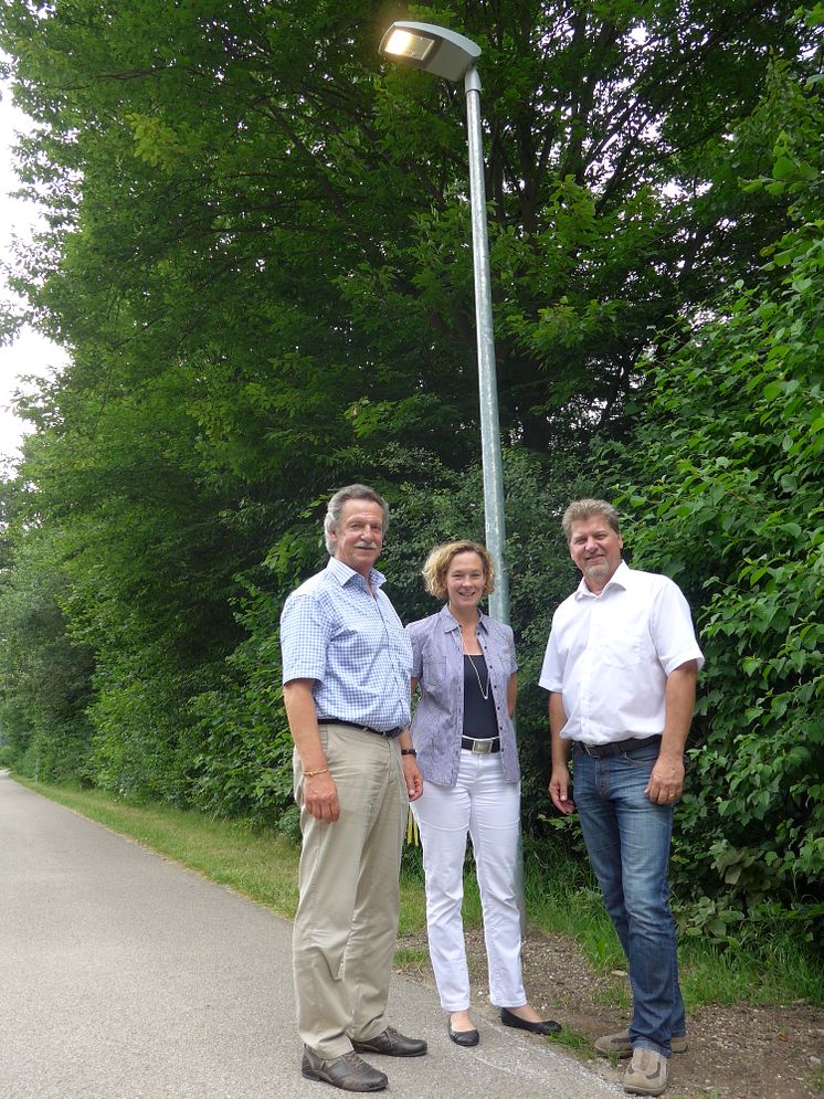 Foto: vl.: Der Planegger Bürgermeister Heinrich Hofmann, Bayernwerk-Kommunalbetreuerin Silke Mall und Harald Zipfel, Bürgermeister Neuried.