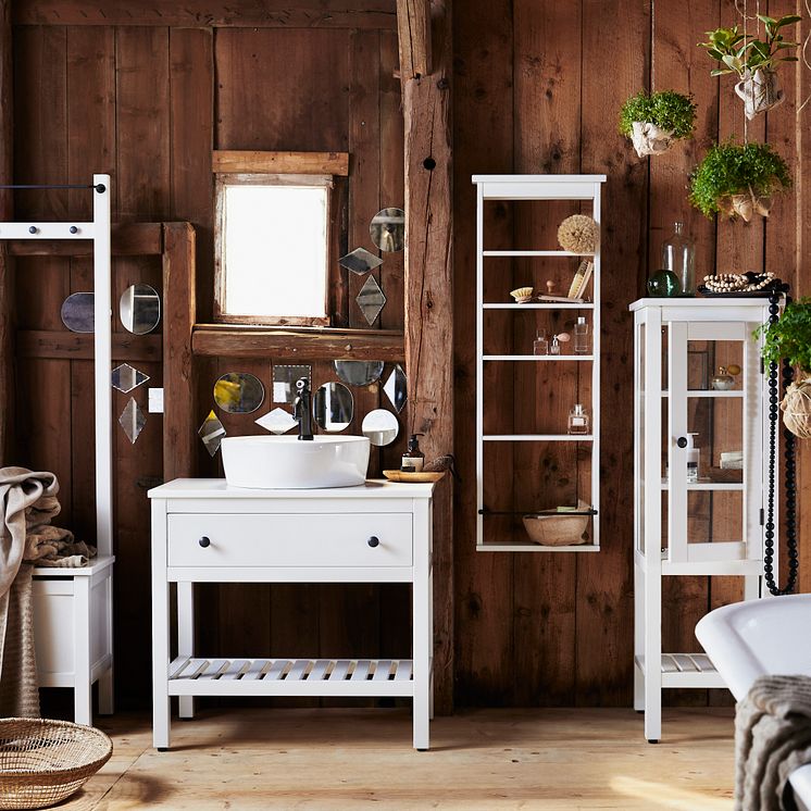 HEMNES bænk med opbevaring og håndklædeholder/4 knager 999.- , HEMNES/TÖRNVIKEN åbent skab med vask 1.699.- , HEMNES højskab med vitrinelåge 999.-