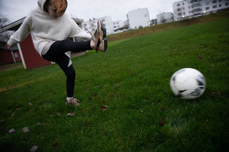 Familjehem-pojke-fotboll-highres