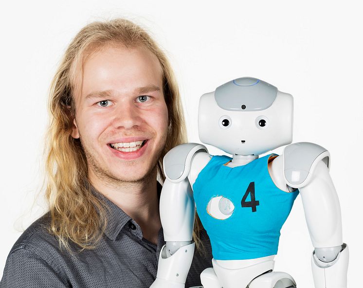 Roboten Elsa och Fredrik Löfgren. Foto: Anna Gerdén