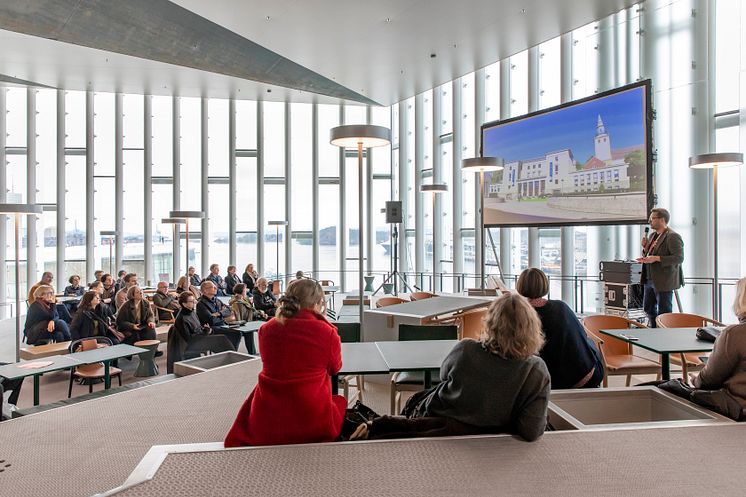 Deichman Bjørvika. Biblioteksjef Knut Skansen holder foredrag.