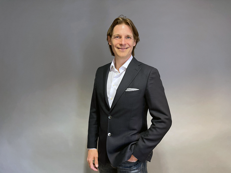 Frippe Stenberg halvfigur liggande.png