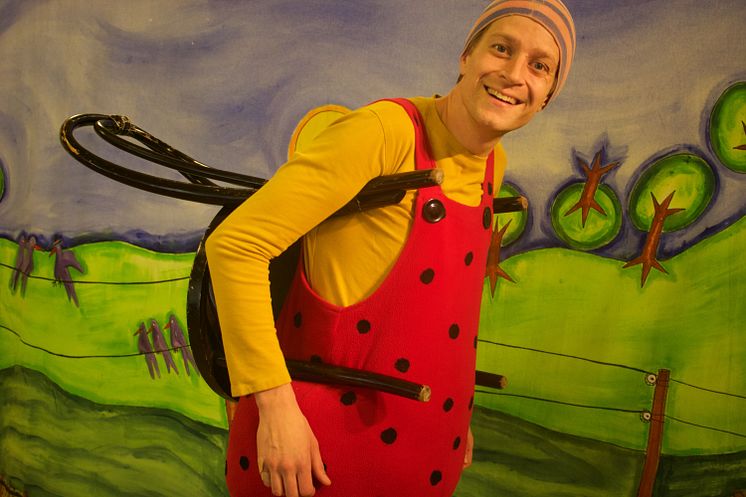 Nasse hittar en stol_Martin Östh_foto-Teater Trampolin.jpg