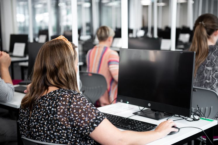 Studenter i digital tentamenssal på Jönköping University