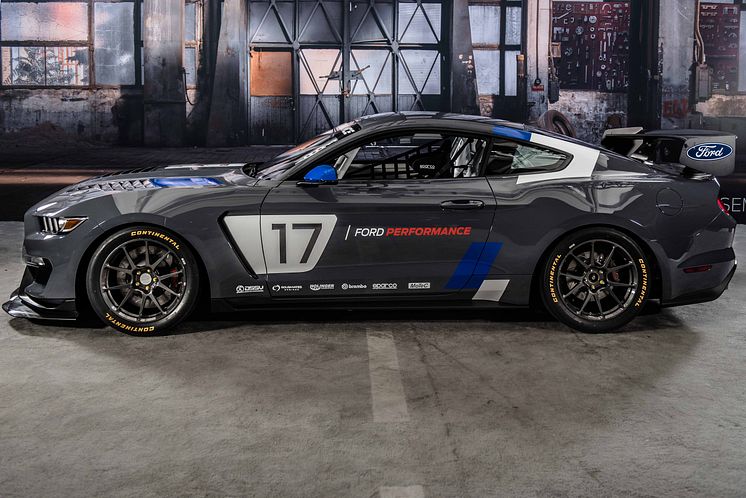 A Ford Performance a 2016-os SEMA Show-n mutatta be a vadonatúj, teljesen versenykész, globális Mustang GT4 versenyautót