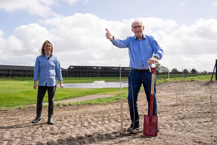 Jørgen Olsen planter sit træ med Line Knudsgård Hviid i baggrunden