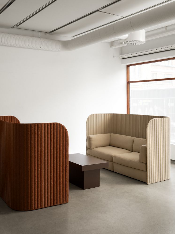 Två Focus Spaces tvåsits-soffor med matchande bord.