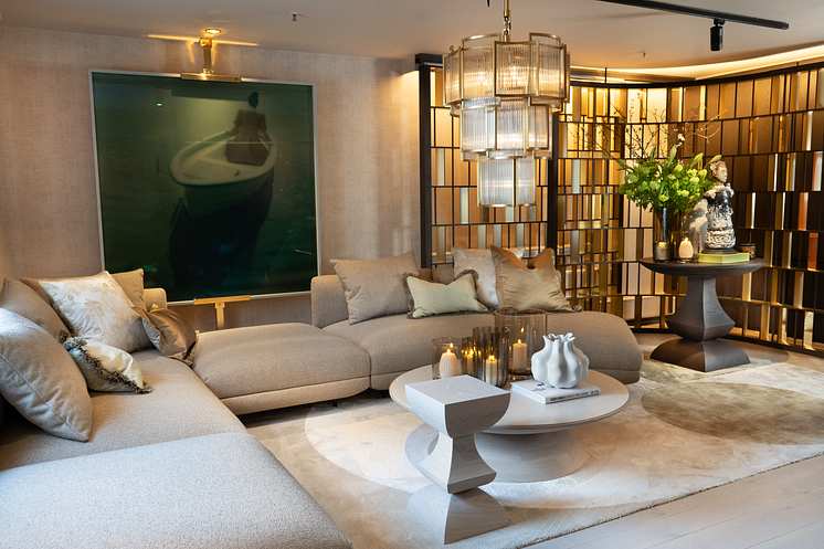 TheRoyalSuite_living room_1.png