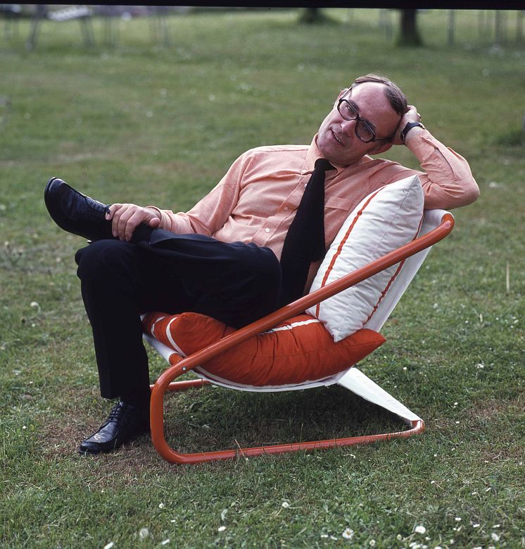 Ingvar_Kamprad_sits_in_GOGO_armchair_cat_1972