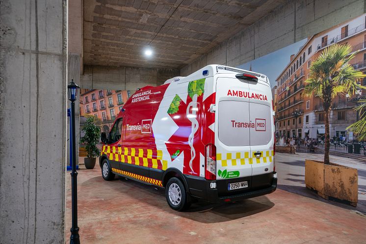 Ford E-Transit ambulance Ford Pro (1).jpg