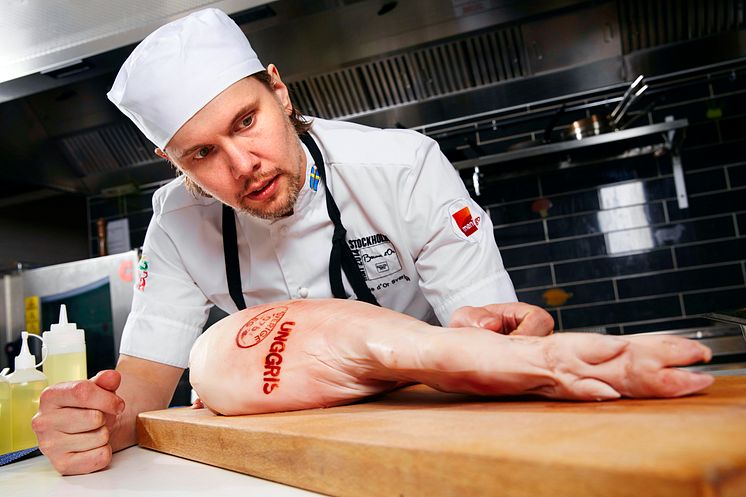 Sveriges kandidat till Bocuse d'Or Europe Tommy Myllymäki med skinka av svensk unggris från Havor gård. 