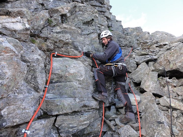 Mannen : Simen Tolgensbakk går over kommunikasjon og strømkabler i fjellmassivet Mannen. 