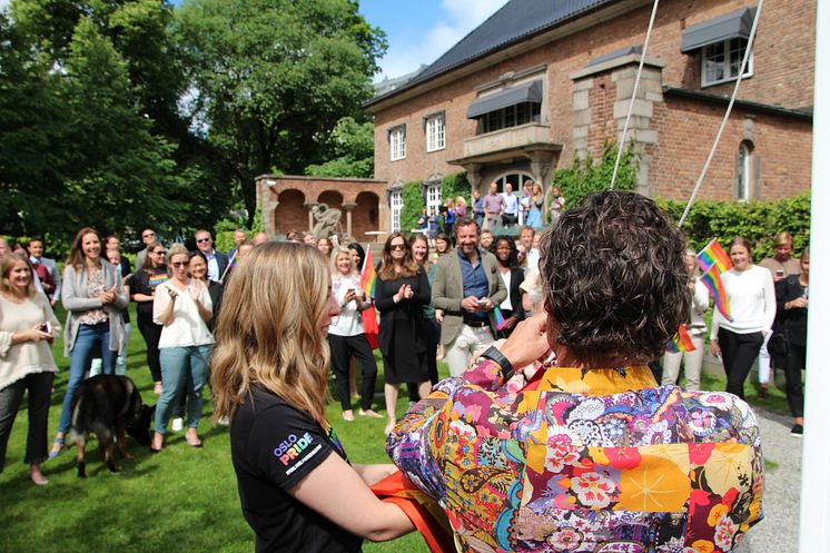 Petter Stordalen heiser Pride-flagget på Nordic Choice Hotels hovedkvarter på Frogner i Oslo 26. juni 2017. FOTO: Nordic Choice Hotels