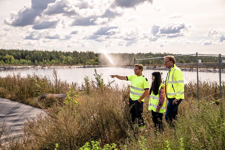 Chromaforas medarbetare vid lakvattenanläggning.