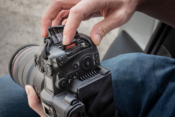 Canon EOS R5 C_Lifestyle_85-pro[1]