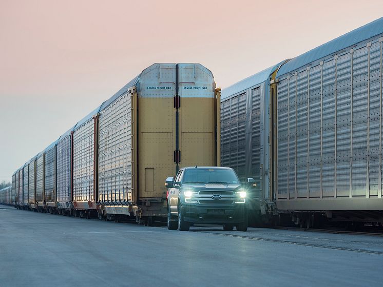 En helelektrisk Ford F-150 drar tio tågvagnar lastade med bilar, som totalt väger över 550 ton