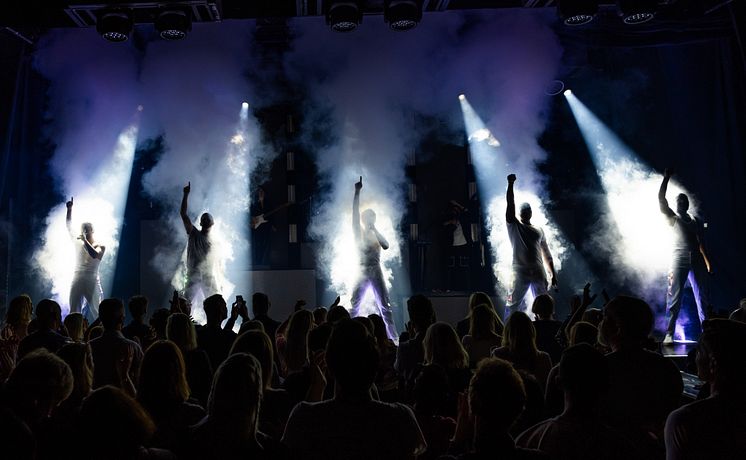 A show larger than life Livebild 1.jpg
