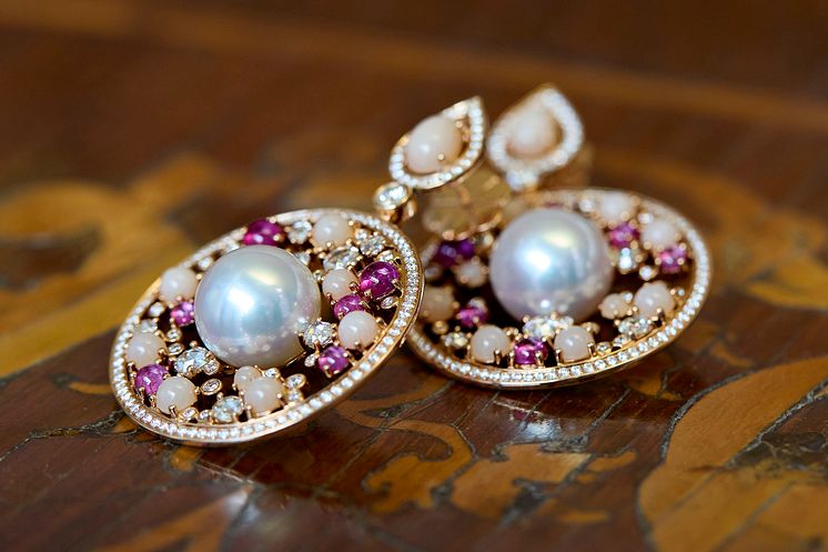 Queen Charlotte earrings 02