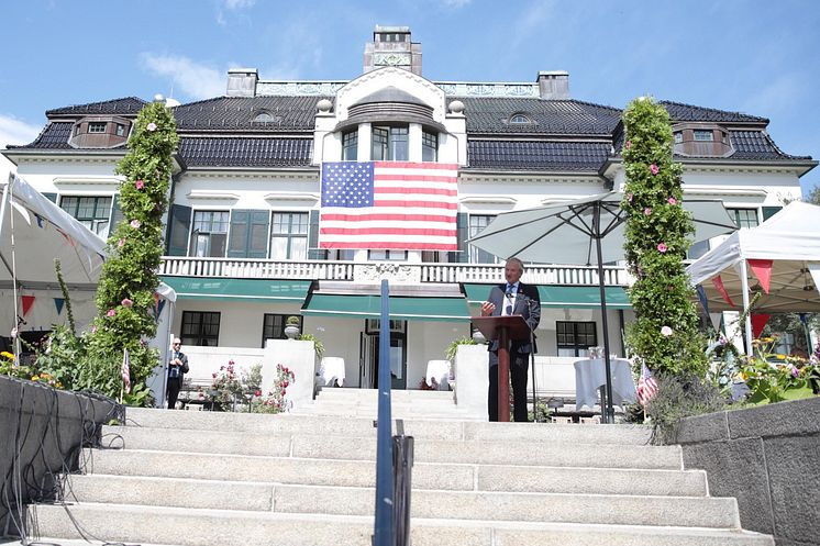 Norwegians koncernchef Bjørn Kjos håller tacktal på amerikanska ambassaden i Oslo