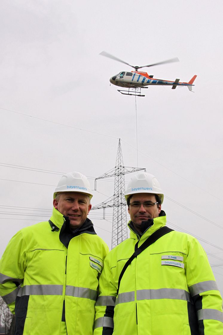Verantwortlich für die bessere Einbindung der Region ins Bayernwerk-Stromnetz sind Reinhold Kliegel, Leiter Leitungen und Systemtechnik, und Projektleiter Rainer Dudda (von links).