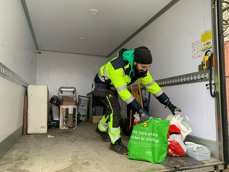 Bashar Abdulzahra hämtar flera hundra kilo varje dag och kör till Återvinningscentralen.