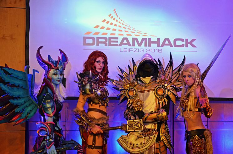 Cosplayer geben einen Vorgeschmack auf die DreamHack Leipzig 2016