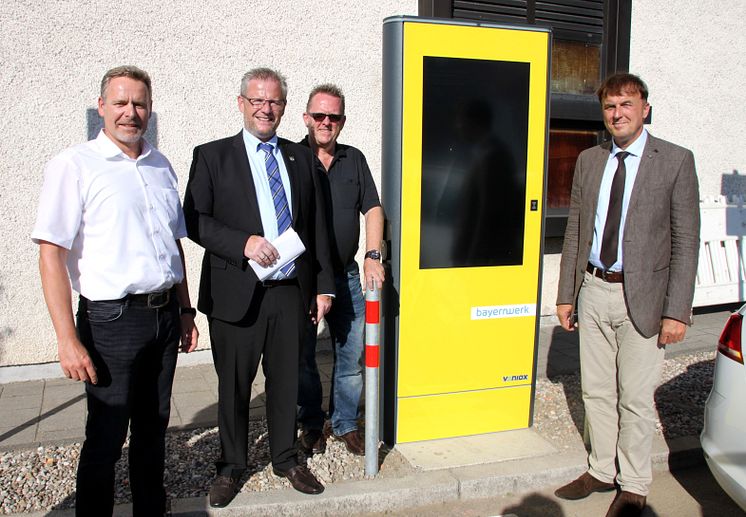 Frank Hayder vom Bayernwerk, Oberbürgermeister Andreas Feller, Reiner Debernitz, Geschäftsleiter Globus Warenhaus, und Bayernwerk-Regionalleiter Martin Hanner (v.l.).