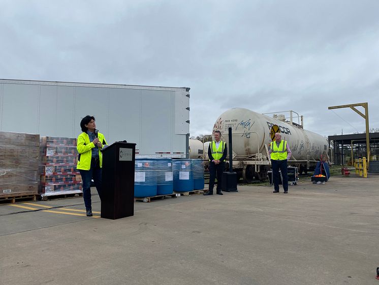 Melissa Hanesworth, Vice President North American Facturing und Senator Steve Womack vor der Fort Smith Distillery in Arkansas. Dort produziert Pernod Ricard USA Tausende Gallonen Handdesinfektionsmittel, die gespendet und verteilt werden. 