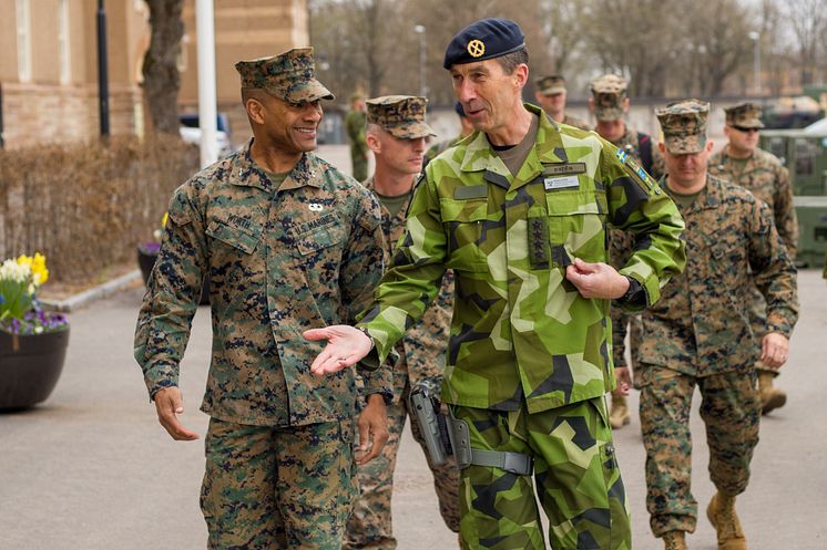 ÖB träffar amerikanska marinkåren vid Skaraborgs regemente.