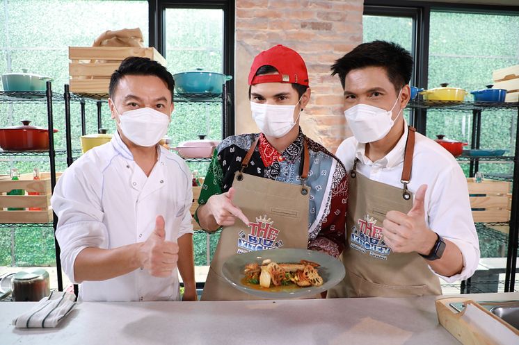 Chef Ian Kittichai, celebrity guest Chinawut Indracusin and host Taninwat Patthana Veerakul.jpg