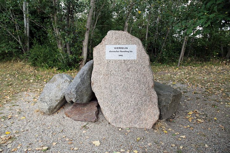 Gedenkstein für das ehemalige Dorf Werbelin, das 1992 dem Braunkohletagebau weichen musste