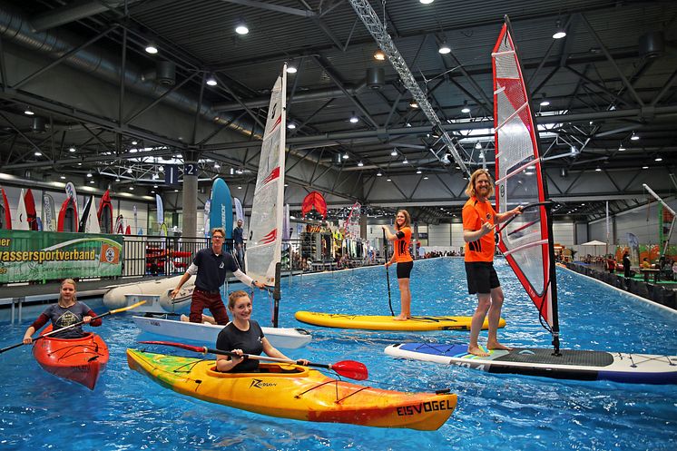 Ena Prorrmann, Oliver Ochse, Lena Gravenhorst, Lara-Sophie Riggert und Rasmus Angenendt (v.l.) präsentieren zahlreiche Wassersportarten auf der Beach and Boat Messe Leipzig