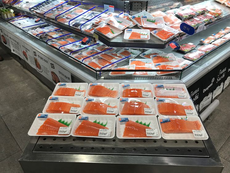 Norsk laks i fiskedisken på supermarked i Seoul