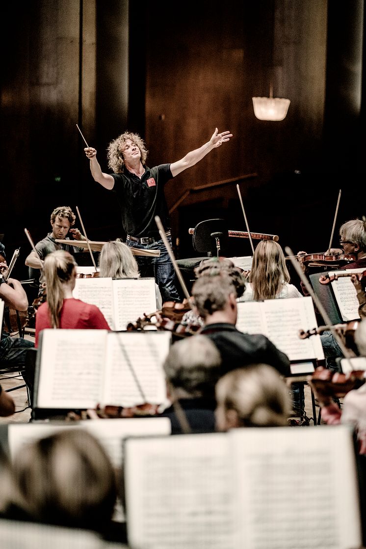 Santtu Rouvali_conducting25_fotoMarcoBorggreve