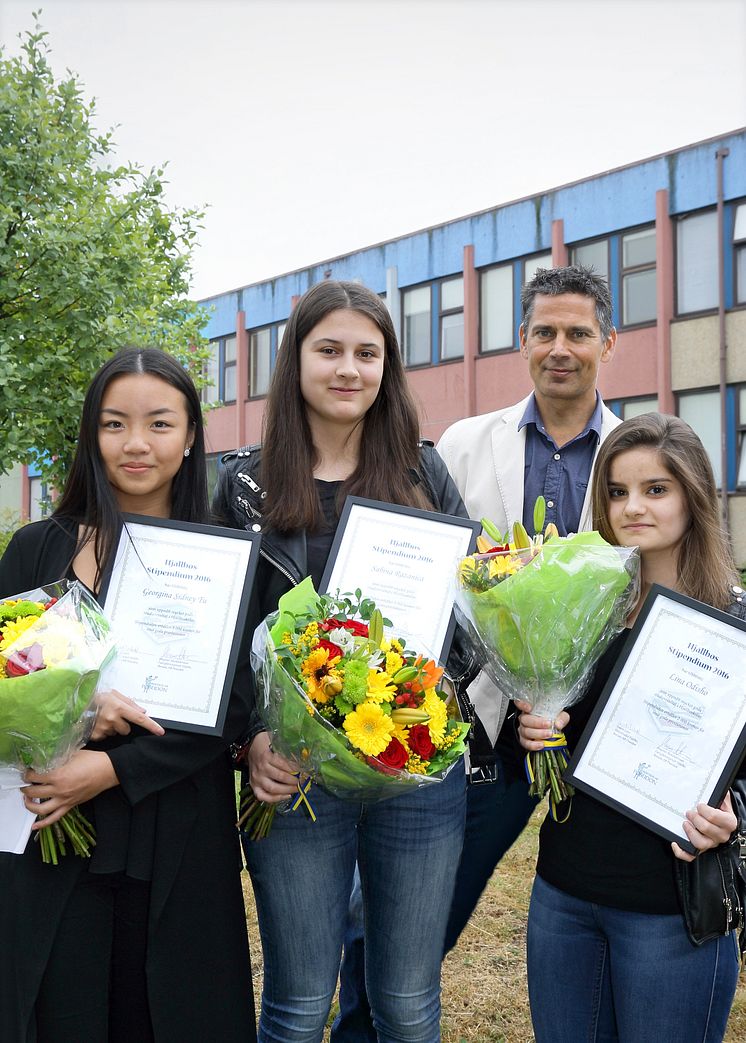 Georgina, Sabina och Lina på Hjällboskolan tog emot stipendium för väl utfört skolarbete av Poseidons distriktschef Svante Lahti 