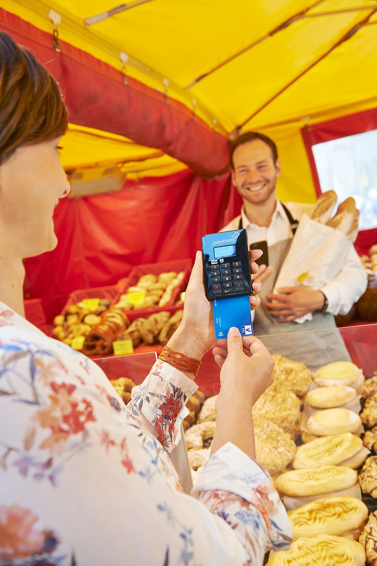 Bezahlen am Marktstand mit V PAY Karte an mPOS-Terminal von payleven